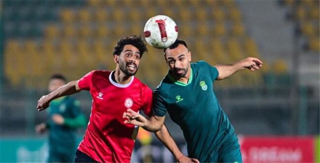 لاعب كرة القدم محمد مجدي أفشة يرتدي قميص الأهلي