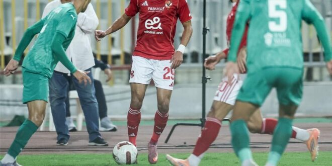 لاعبو النادي الأهلي يحتفلون بهدف خلال مباراة في الدوري المصري