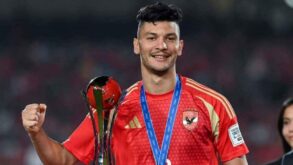 لاعب كرة القدم أشرف داري يرتدي قميص النادي الأهلي