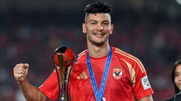 لاعب كرة القدم أشرف داري يرتدي قميص النادي الأهلي