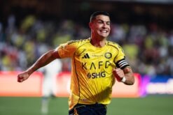 لاعبو النصر يحتفلون بهدف أمام ضمك في مباراة حاسمة بلقب الدوري السعودي