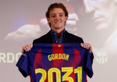 لاعب كرة القدم أنتوني جوردون يرتدي قميص برشلونة الجديد