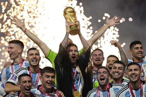 ليونيل ميسي يرفع كأس العالم مع منتخب الأرجنتين