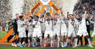 جون ماكجين يرفع كأس الدوري الأوروبي احتفالاً بفوز أستون فيلا التاريخي