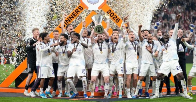 جون ماكجين يرفع كأس الدوري الأوروبي احتفالاً بفوز أستون فيلا التاريخي