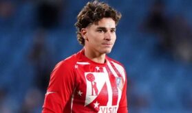 جوليان ألفاريز لاعب أتلتيكو مدريد يركض بالكرة
