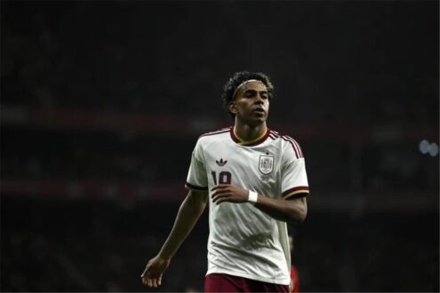 لاعب برشلونة الشاب لامين يامال يتدرب