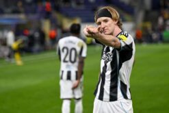 لاعب كرة القدم أنتوني جوردون يرتدي قميص نيوكاسل يونايتد