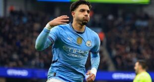عمر مرموش لاعب مانشستر سيتي يركض بالكرة