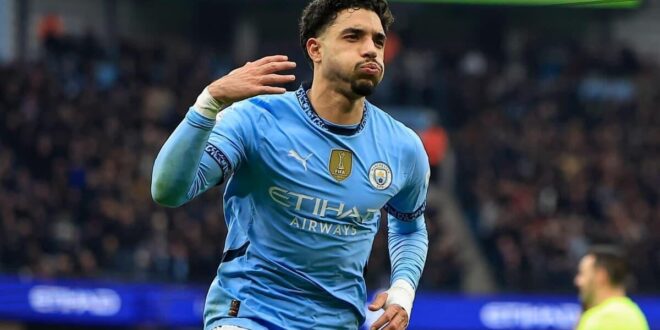 عمر مرموش لاعب مانشستر سيتي يركض بالكرة