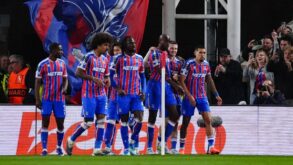 لاعبو كريستال بالاس يحتفلون بهدف في دوري المؤتمر الأوروبي