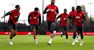 لاعب ليفربول كورتيس جونز يرتدي قميص الفريق