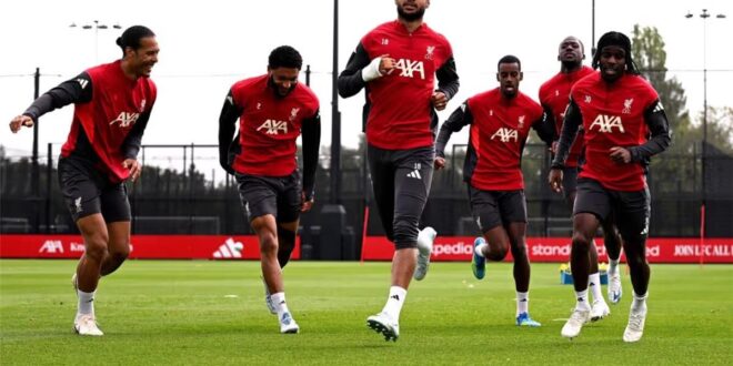 لاعب ليفربول كورتيس جونز يرتدي قميص الفريق