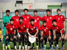 لاعبو منتخب مصر تحت 17 عامًا يحتفلون بهدف خلال مباراة في كأس الأمم الإفريقية