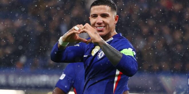 لاعب تشيلسي إنزو فيرنانديز يحتفل بتسجيل هدف رائع ضد توتنهام