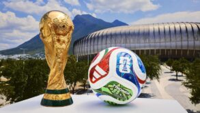 لاعب كرة قدم يمسك بالكرة استعدادًا لتنفيذ رمية تماس خلال مباراة في كأس العالم