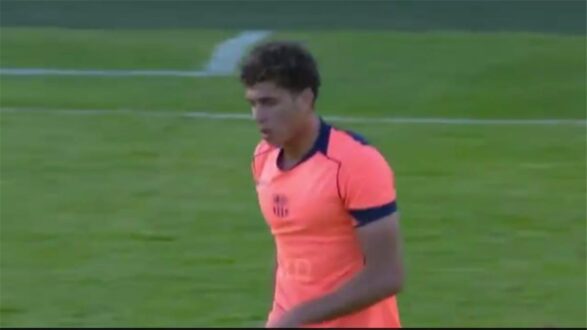 حمزة عبد الكريم لاعب برشلونة تحت 19 عامًا يحتفل بتسجيل هدف
