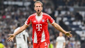 هاري كين يحتفل بتسجيل هدف لبايرن ميونخ في نهائي كأس ألمانيا