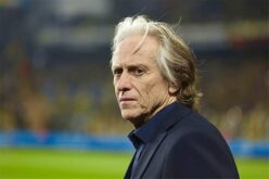 المدرب جورجي جيسوس يحتفل مع لاعبي النصر السعودي بعد الفوز بلقب الدوري السعودي