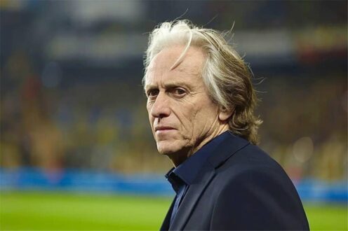 المدرب جورجي جيسوس يحتفل مع لاعبي النصر السعودي بعد الفوز بلقب الدوري السعودي