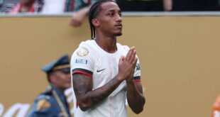 لاعب كرة القدم جواو بيدرو يرتدي قميص منتخب البرازيل