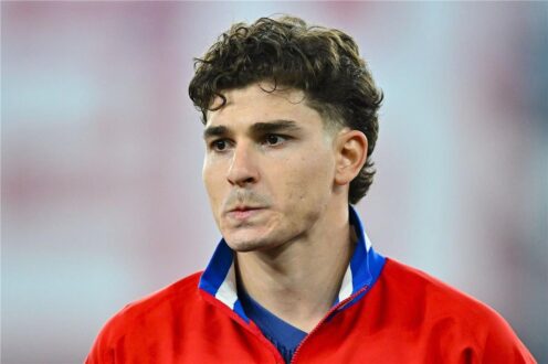 لاعب كرة القدم جوليان ألفاريز يرتدي قميص أتلتيكو مدريد