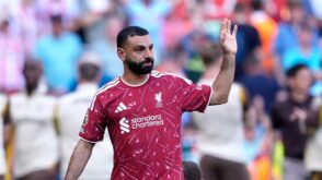 محمد صلاح لاعب ليفربول يبتسم