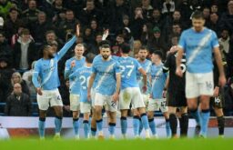 لاعبو مانشستر سيتي يحتفلون بالفوز بلقب الدوري الإنجليزي