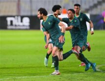 كرة قدم في الملعب مع شعار الدوري المصري