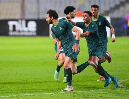 كرة قدم في الملعب مع شعار الدوري المصري