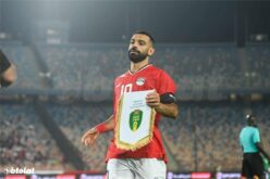محمد صلاح يبتسم أثناء وصوله إلى القاهرة للانضمام لمعسكر منتخب مصر