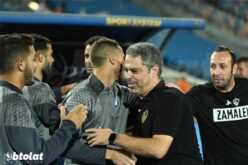 معتمد جمال، المدير الفني لنادي الزمالك، يتابع تدريبات الفريق
