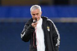 صورة للمدرب جوزيه مورينيو وهو يفكر، مع شعاري ريال مدريد وبنفيكا في الخلفية