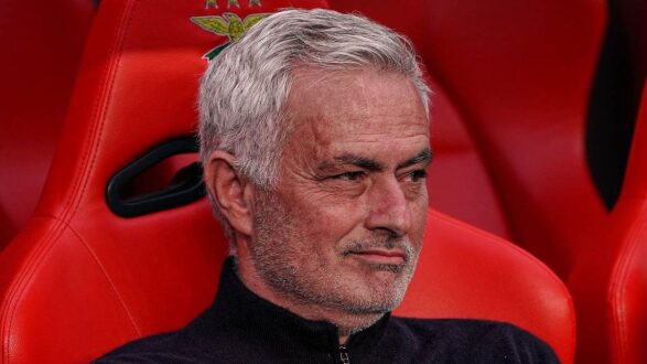 جوزيه مورينيو يوقع عقد تدريب ريال مدريد