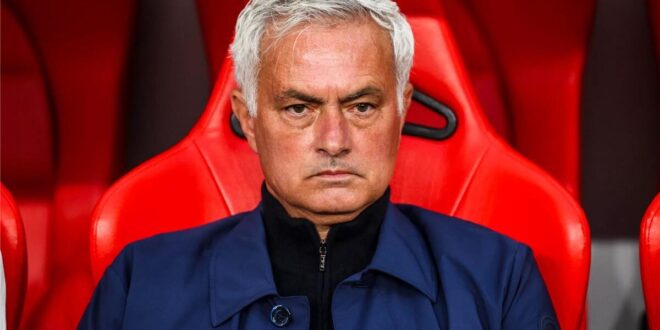 جوزيه مورينيو يقف على خط التماس في ملعب ريال مدريد