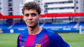 لاعب كرة القدم المصري حمزة عبد الكريم يرتدي قميص برشلونة
