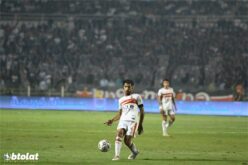 لاعب الزمالك عمر جابر يحتفل بفوز فريقه بلقب الدوري المصري