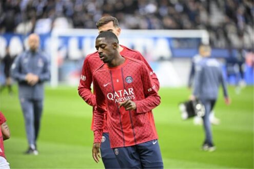 عثمان ديمبلي لاعب باريس سان جيرمان يبتسم