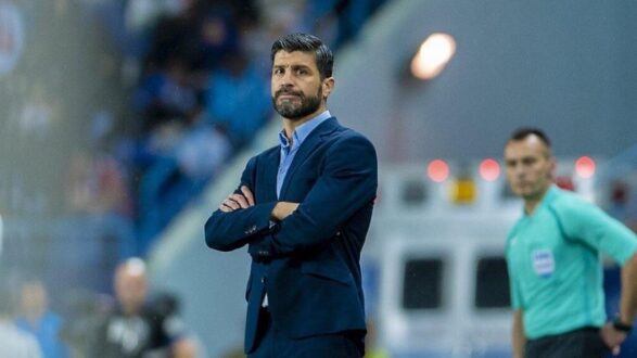 صورة للمدرب البرتغالي بيدرو إيمانويل