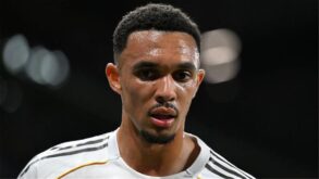 لاعب كرة قدم يرتدي قميص ريال مدريد ويستعد لتمرير الكرة