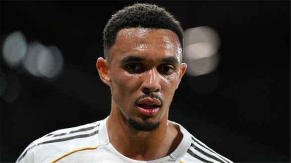لاعب كرة قدم يرتدي قميص ريال مدريد ويستعد لتمرير الكرة