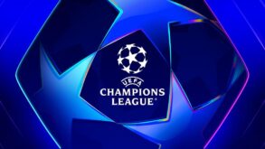 صورة جماعية للاعبي كرة قدم يحتفلون بالتأهل لدوري أبطال أوروبا