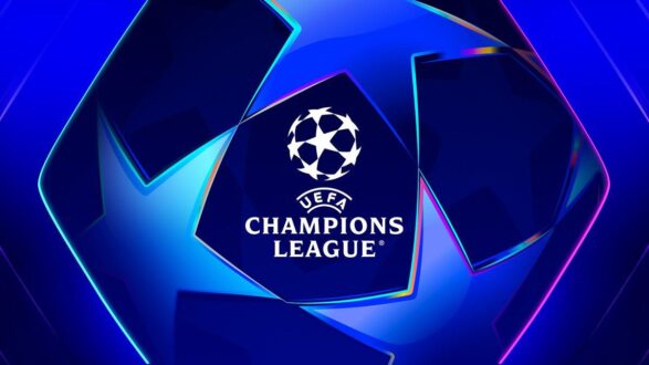 صورة جماعية للاعبي كرة قدم يحتفلون بالتأهل لدوري أبطال أوروبا