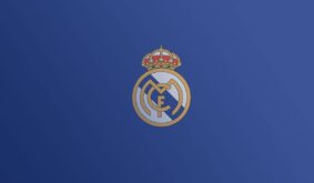 لاعب ريال مدريد ديفيد ألابا يرفع كأسًا
