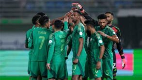 لاعبو منتخب السعودية يحتفلون بهدف خلال مباراة ودية استعدادًا لكأس العالم 2026