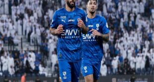 لاعبو الهلال يحتفلون بتسجيل هدف في مباراة ضد نيوم