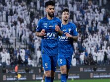 لاعبو الهلال يحتفلون بهدف في مباراة ضد نيوم ضمن الدوري السعودي