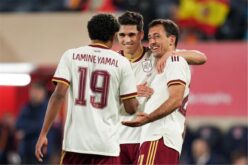 لاعبو منتخب إسبانيا يحتفلون بهدف خلال مباراة في كأس العالم