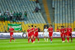 لاعب كرة قدم تونسي يرتدي قميص الأهلي المصري