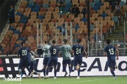 لاعب كرة قدم يرتدي قميص نادي إنبي